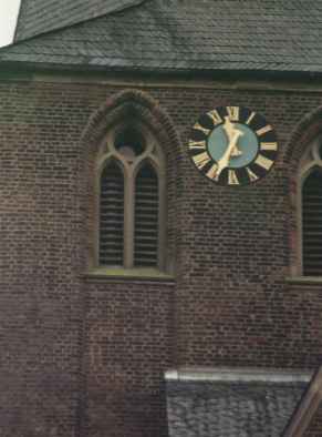 St. Nikolaus - Fenster mit Richtfunkantennen