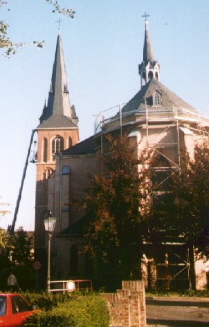 St. Hubertus - Gesamtansicht (mit Autokran)
