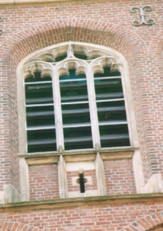 St. Hubertus - Glockenschallfenster mit Senderantennen
