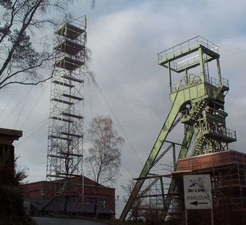 Frderturm mit nebenstehendem Gerst