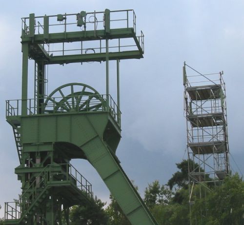 Frderturm mit noch nicht abgebauten Mobilfunkgerst