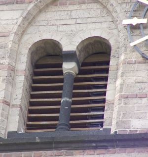 Sankt Peter - Glockenschallfenster mit Sektorantenne
