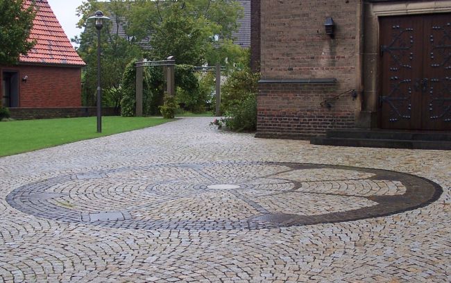 Sankt Peter - Windrose auf dem Kirchenvorplatz