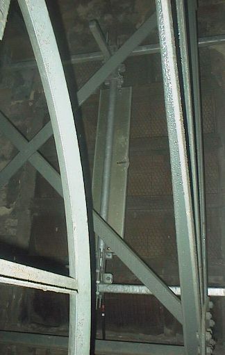 Herz-Jesu-Kirche - Sektorantenne hinter Glockenschallfenster