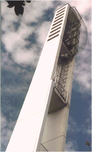 Petruskirche - Kirchturm mit Schutznetz gegen Taubenplage