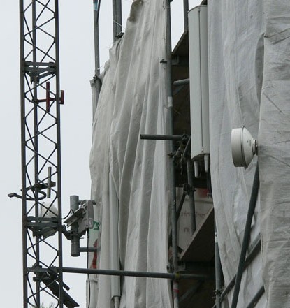 ev. Dorfkirche - Antennen und Richtfunk vor den Abdeckplanen