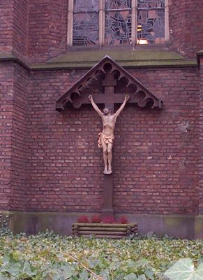St. Benediktus - Kreuz an der Kirchemauer
