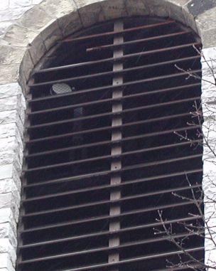 Christuskirche - Glockenschallfenster mit Richtfunkantenne