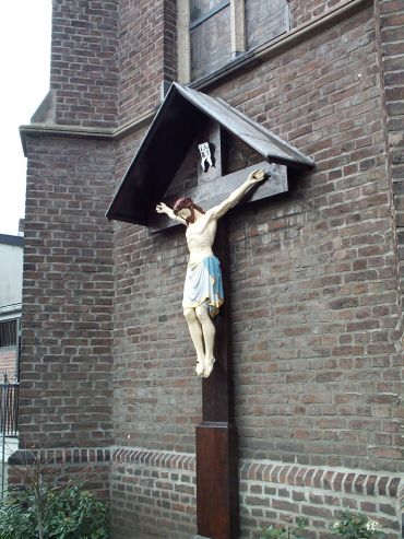 St. Cyriakus - Kreuz an der Ostseite der Kirche