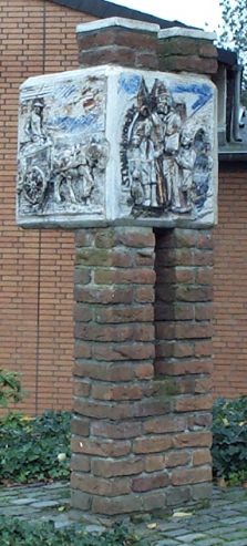 Neuenhausener Dorfsäule - Denkmal am Hang vor der Kirche